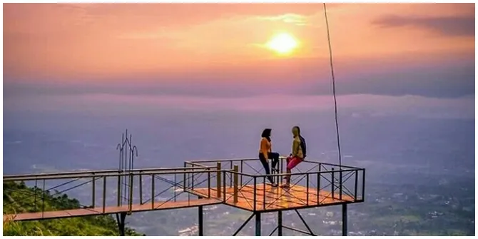 Bukit Alesano menyuguhkan pemandangan kota Bogor yang tampak indah pada waktu pagi maupun malam hari.