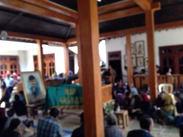 Jenazah Mamiek saat disemayamkan di rumah duka, Ngawi, Jawa Timur. @twitter.com/srimulatism