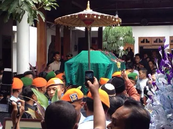 Mamiek diberangkatkan ke peristirahatan terakhir. @twitter.com/srimulatism