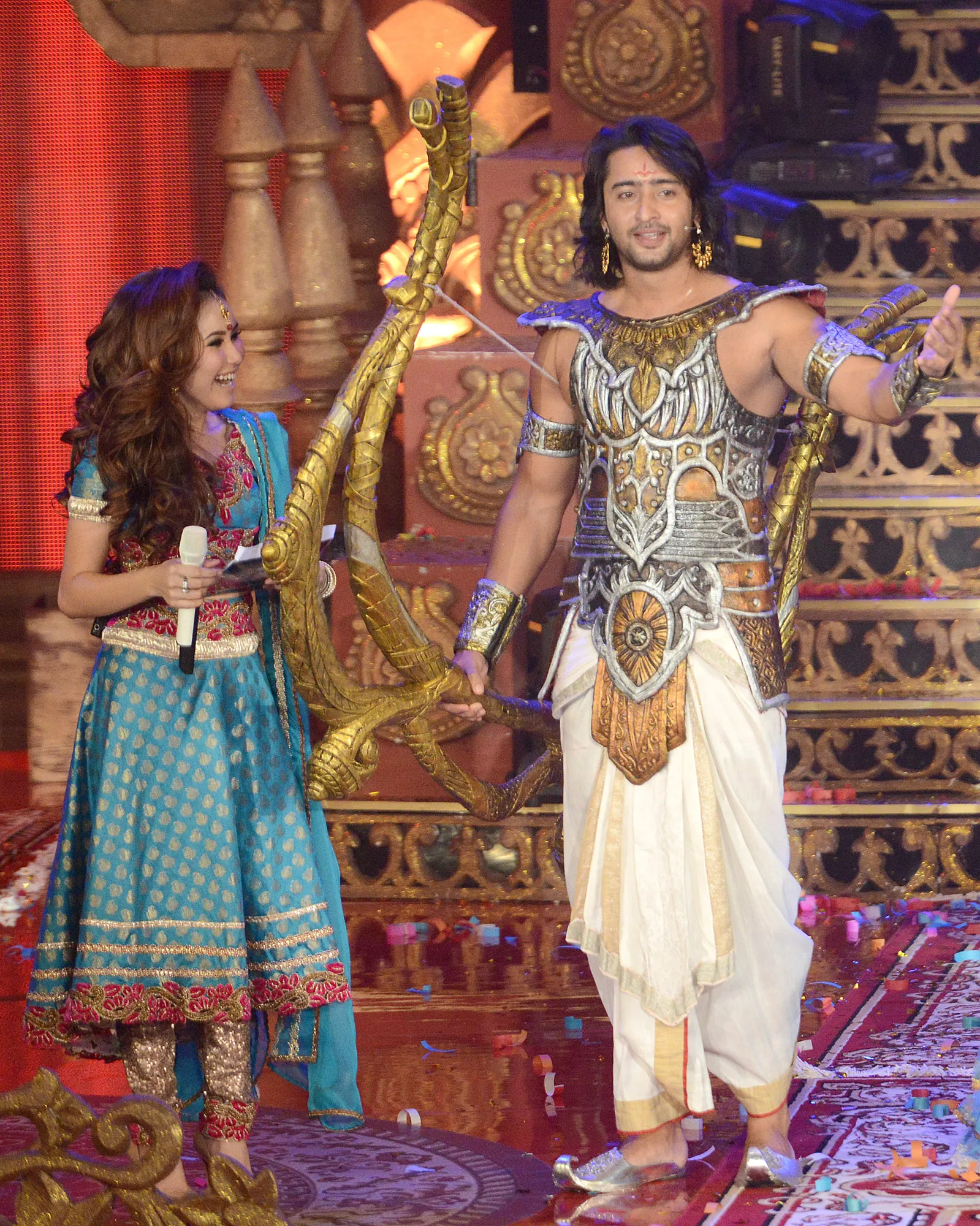 Kabarnya Shaheer mengirim sekuntum bunga cantik untuk Ayu Ting Ting saat ia sedang syuting program komedinya @KapanLagi.com®/Bambang E Ros