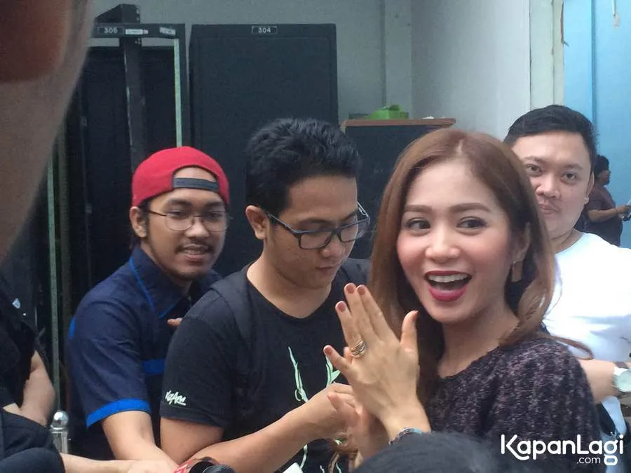 Bunga Zainal hanya memberi sedikit bocoran pria yang digosipkan dengannya merupakan produser. ©KapanLagi.com