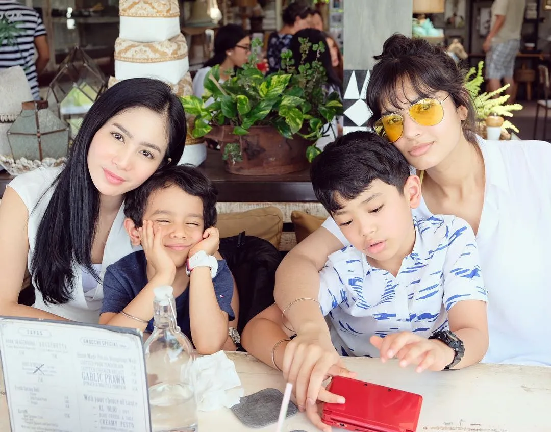 Bunga Zainal dan Kareena Kaur © Instagram/bungazainal05