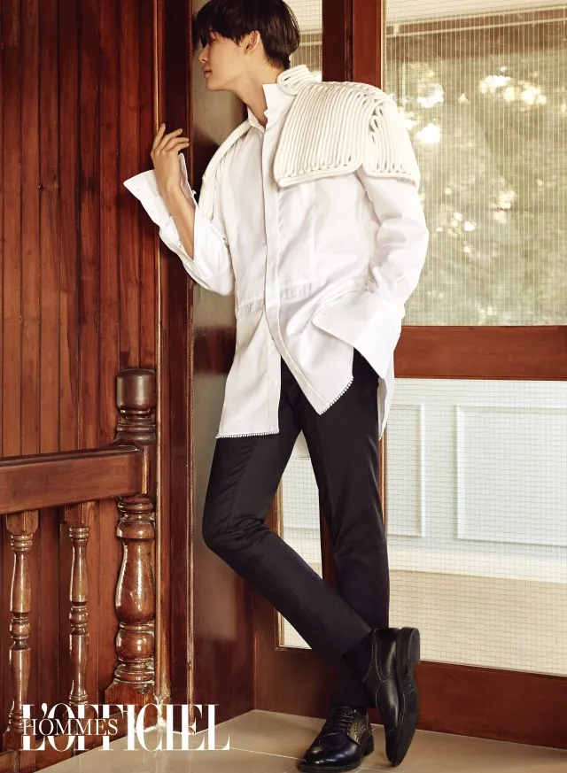 Gaya Lee Jong Suk santai © L'Officiel Hommes