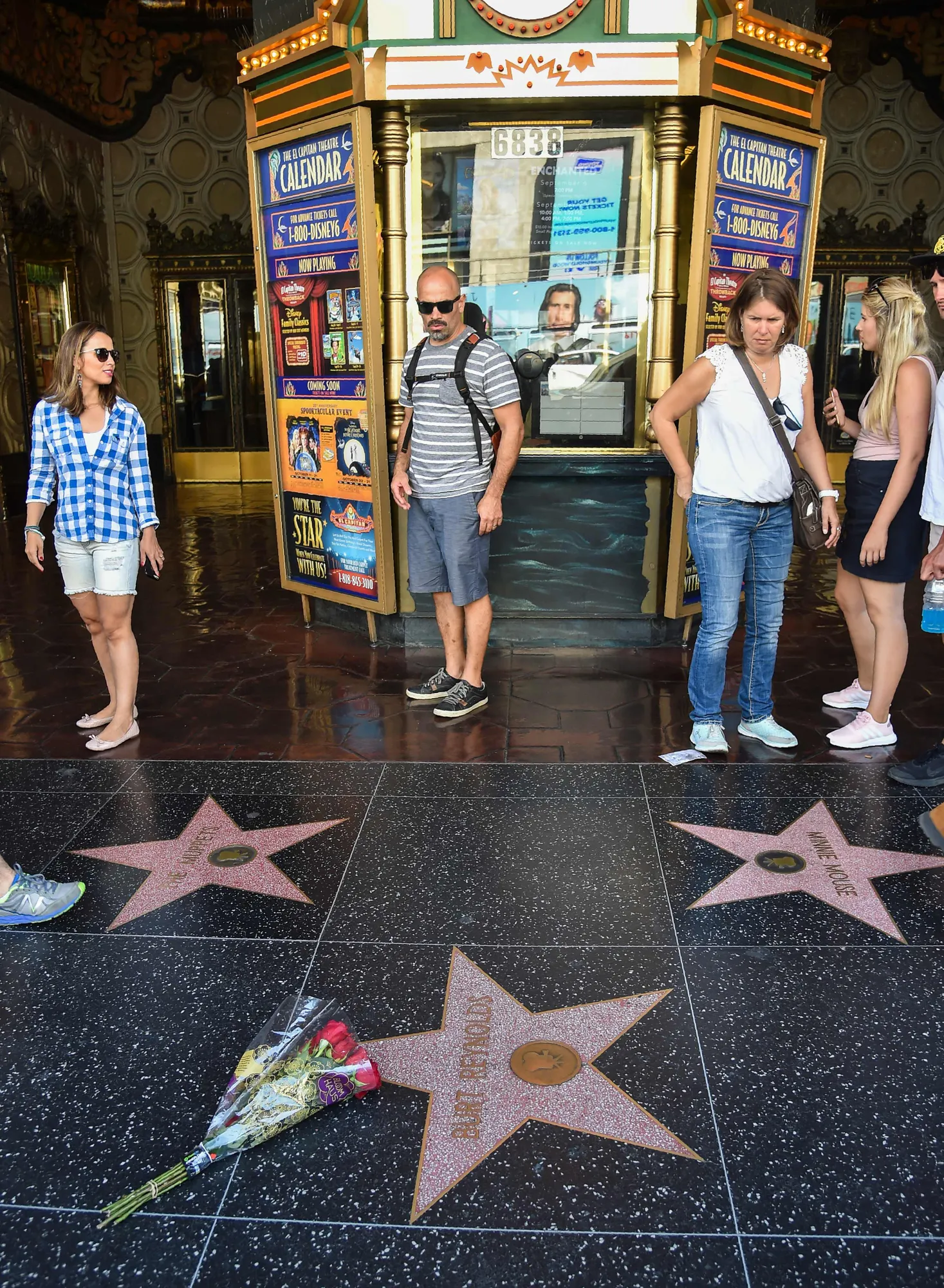 Fans memberikan karangan bunga di tempat Walk of Fame milik Burt Reynolds. (AFP)