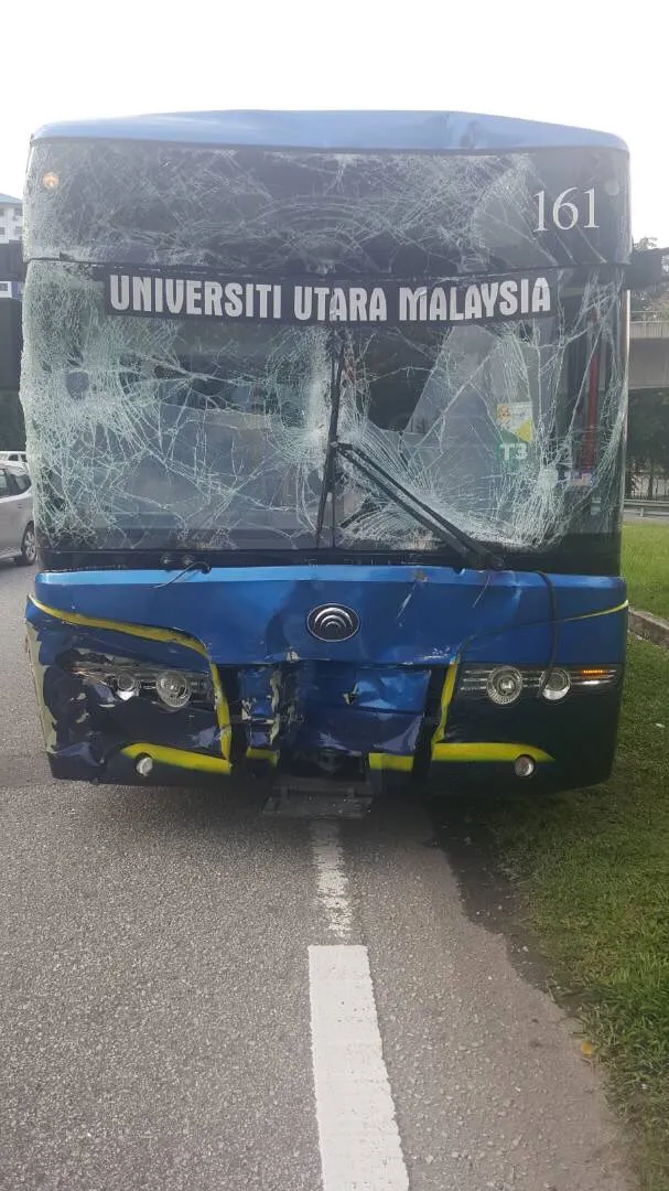 Bus SEA Games mengalami kecelakaan setelah menjemput atlet dari Hotel Putrajaya © World of Buzz