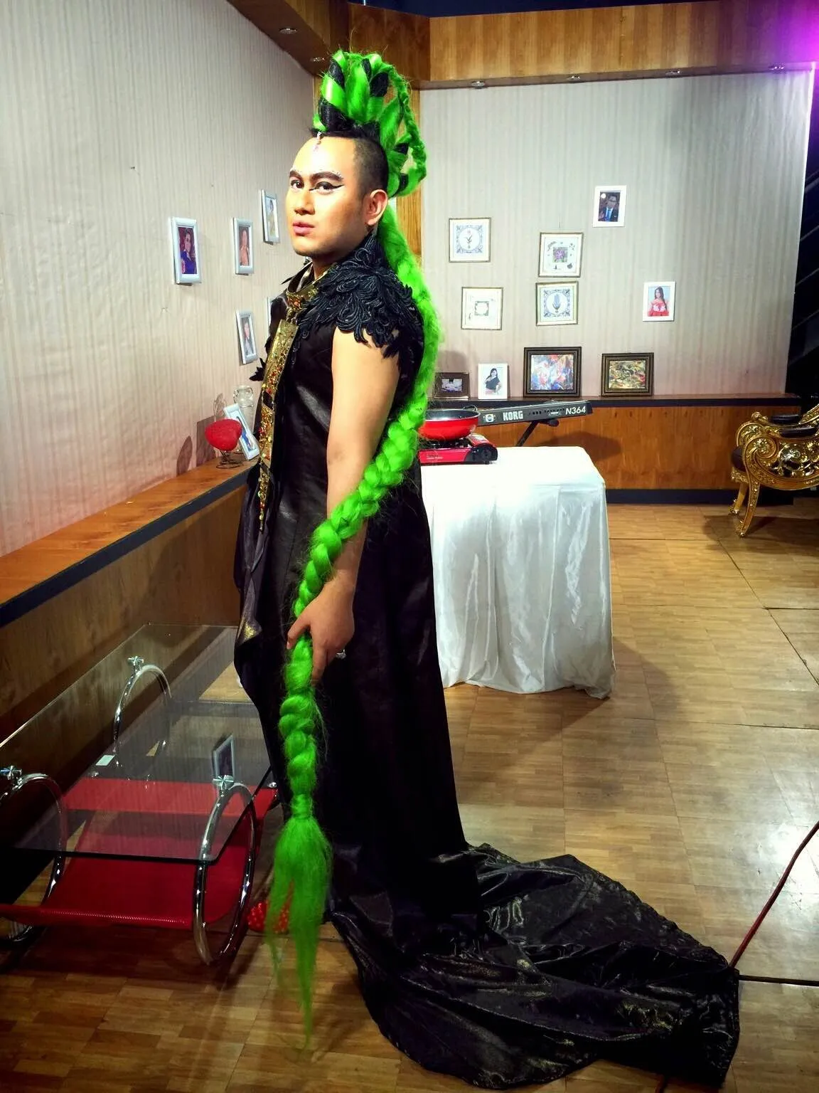 Paduan rambut kehidupan bawah alam sadar dan busana siluman hijau Nassar benar-benar cetar! ©KapanLagi.com/Fikri Alfi Rosyadi