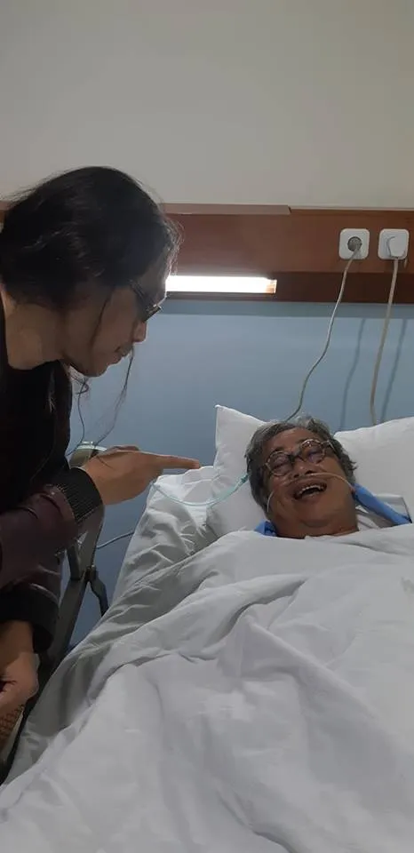 Butet tersenyum lebar usai operasi © Facebook.com/agus.noor.58