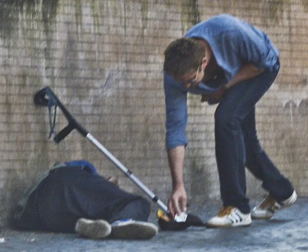 Gerard Butler dan pengemis @ dailymail.co.uk