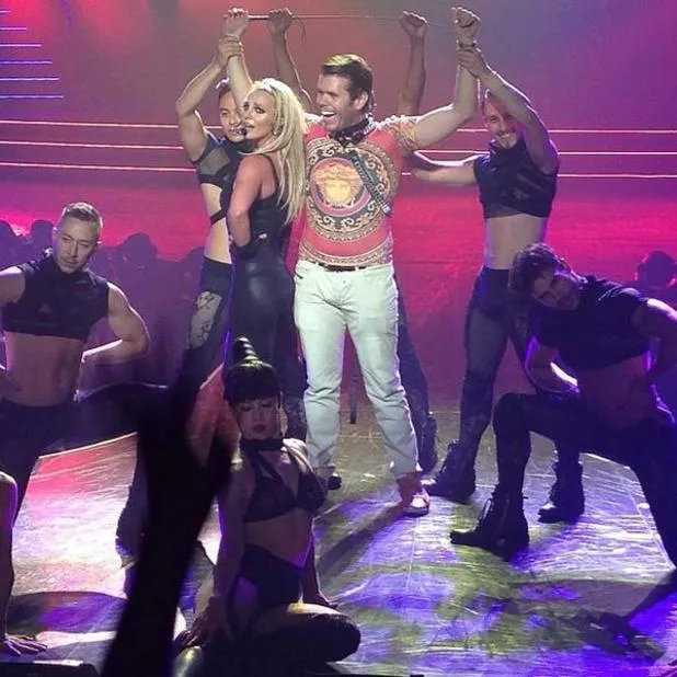 Perez Hilton jadi 'korban' Britney di atas panggung ©digitalspy
