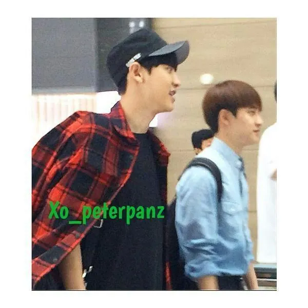 Chanyeol berjalan di bandara Soekarno Hatta. ©Xo_peterpanz