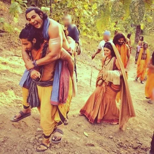 Shaheer ternyata kuat juga ya menggendong Saurav yang tubuhnya sangat besar. @twitter.com/shaheer_s