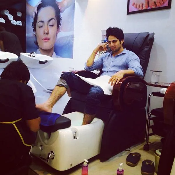 Lavanya Bhardwaj pun melakukan pedicure (19/9). @twitter.com/pujametallic