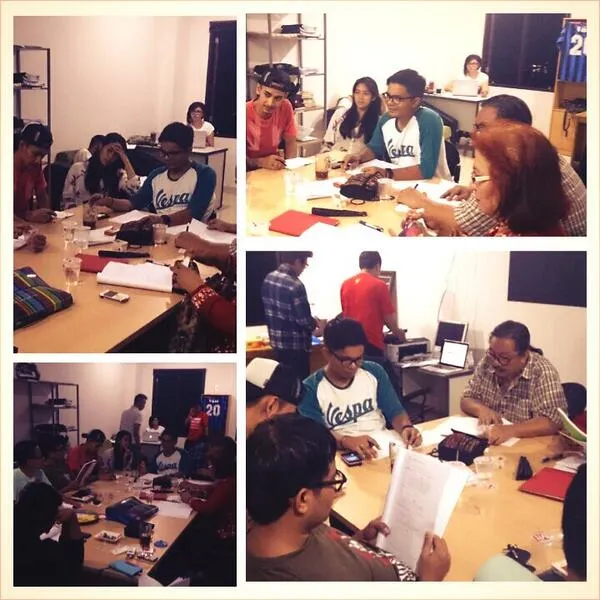 Pemain dan sutradara sedang jalani proses reading | Credit @Demi_Istri