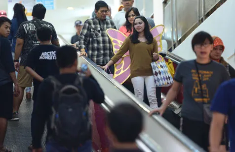 Muncul lagi bidadari bersayap di Mall Ambassador. 