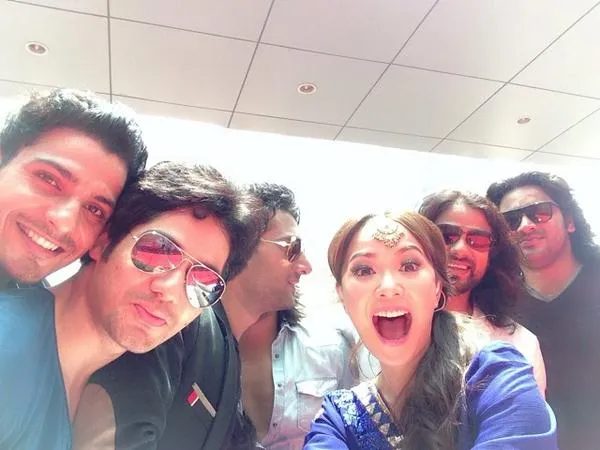 Yuanita Christiani selfie bareng pemain 'Mahabharata'. @twitter.com/yuanitachrist