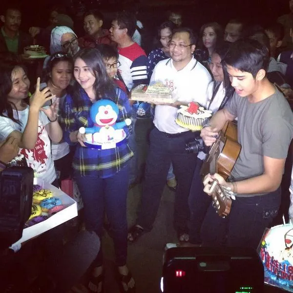 Aliando lantunkan lagu untuk Prilly / © Twitter