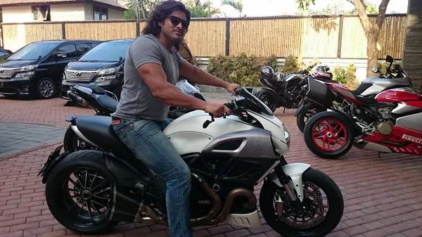 Ducati ini jadi mini kalau dinaiki Saurav. @Twitter.com/Mahabharata_SP
