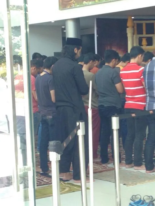 Shaheer (bergamis hitam), rajin beribadah dan ganteng. @twitter.com/PanahArjunaANTV