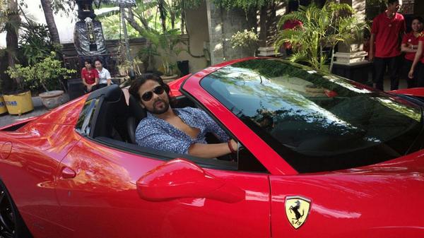 Gaya Arpit Ranka saat mengendarai Ferrari. @twitter.com/arpitduryodhan