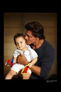 Shahrukh Khan dan AbRam Khan. @twitter.com/iamsrk