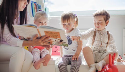 Anak 3 Tahun dengan Teman Sebayanya. (foto: Pinterest/TodoPapás)