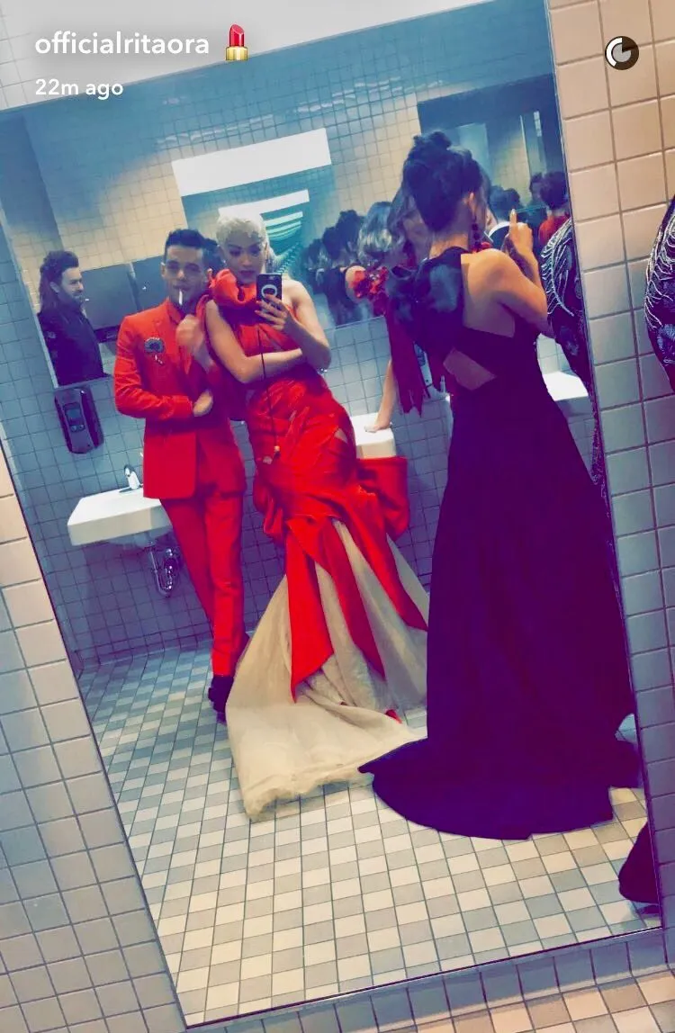 Rita Ora tak mau ketinggalan dengan mengunggah momen keseruan kamar mandi Met Gala via Instagram stories © twitter.com/ChimaSimone