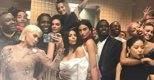 Kylie Jenner mengunggah selfie kamar mandi beserta sederet selebritis lainnya di Instagram saat Met Gala 2017 © instagram.com/kyliejenner