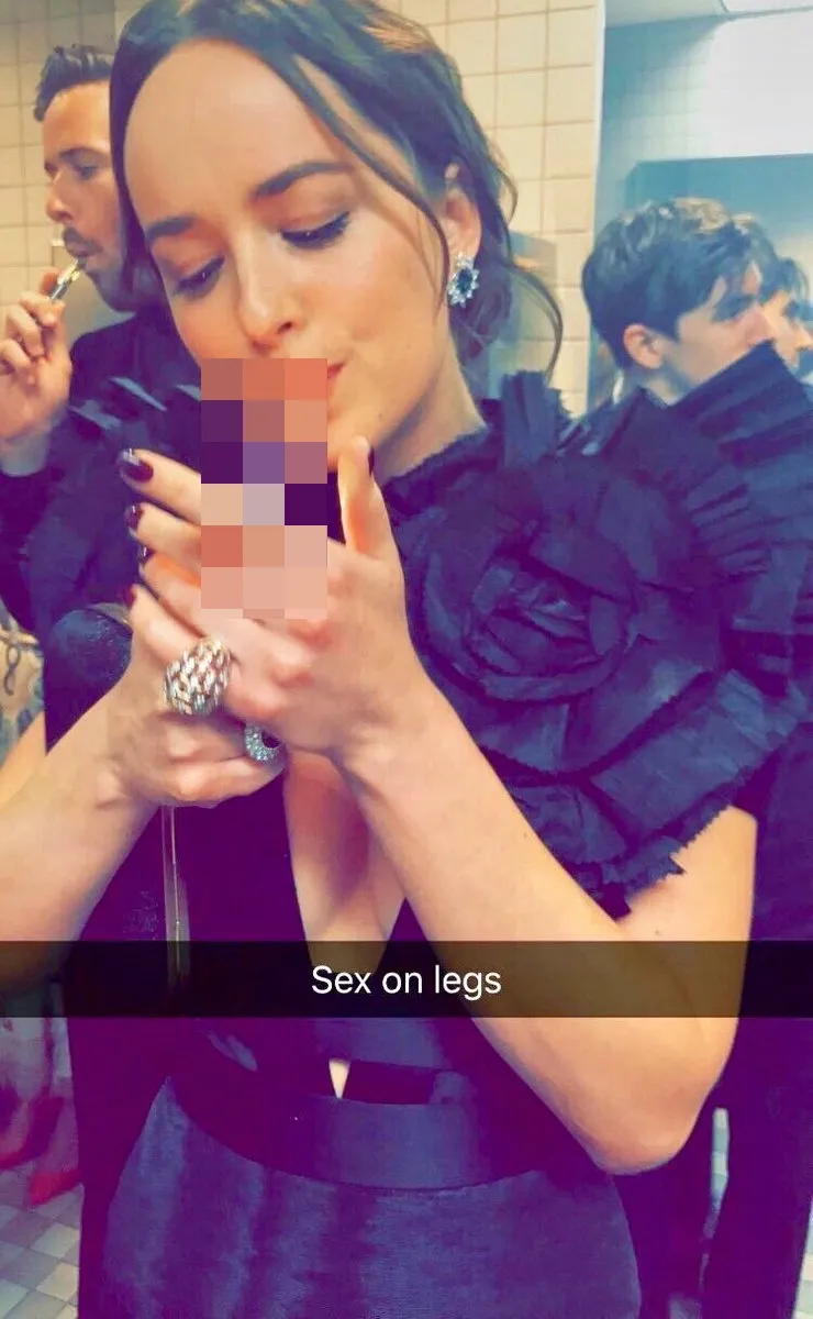 Dakota Johnson termasuk selebritis yang menikmati keseruan Met Gala di toilet © twitter.com/ChimaSimone