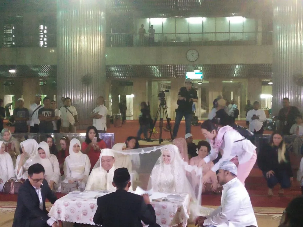 Vicky Prasetyo dan Angel Lelga melangsungkan akad nikah. cr: KapanLagi.com/Nuzulur Rakhmah