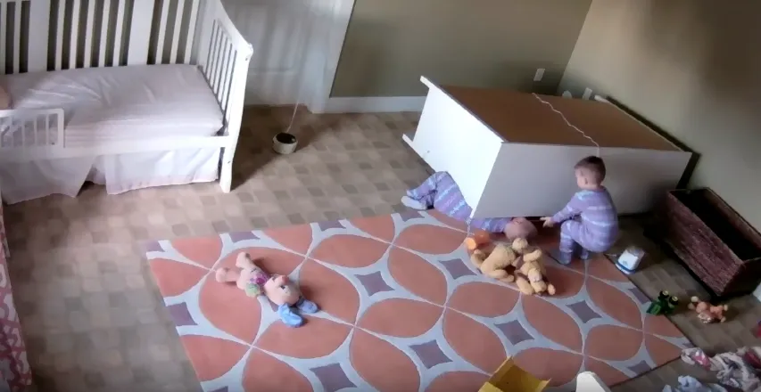 Bowdy Shoff, bocah 2 tahun yang mendorong lemari untuk menolong kembarannya © metro.co.uk