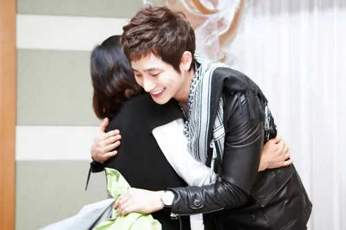 Apa kamu juga ingin dipeluk Park Shi Hoo? ©kimchicrew.com