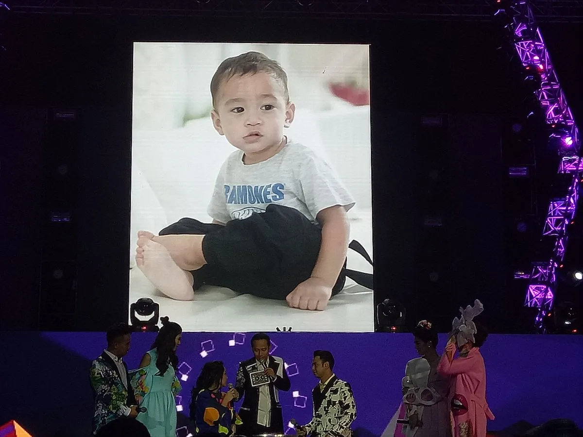 Nagita Slavina menangis pada DahSyat Awards 2017 ketika bercerita tentang Rafathar © twitter.com/DahSyatMusik