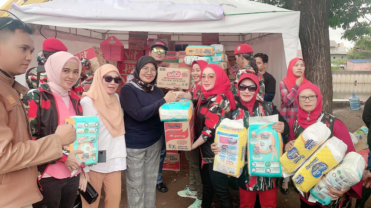 Devita Rusdi and the LMP Headquarters group provide assistance for flood victims © Istimewa