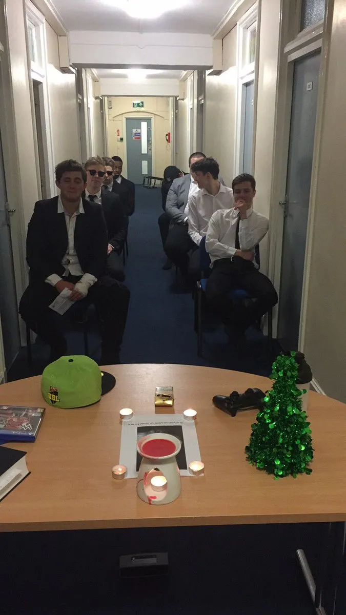 Sekelompok pemuda mengadakan upacara kematian bagi teman mereka yang direnggut oleh status pacaran © twitter.com/benhull69