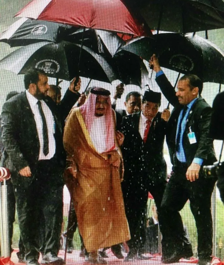 Tindakan Jokowi bisa jadi merupakan bentuk balas budi atas sambutan ramah Raja Salman saat dirinya berkunjung ke Arab Saudi beberapa waktu lalu © twitter.com/imanlagi
