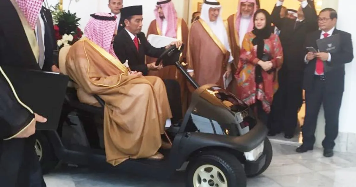 Jokowi juga sempat kemudikan mobil Golf untuk Raja Salman © twitter.com/ronzzykevin