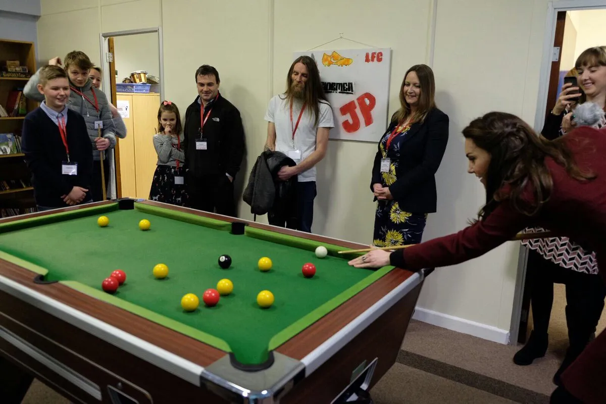 Kate Middleton main biliar setelah kunjungan © Twitter.com/Kensington Royal