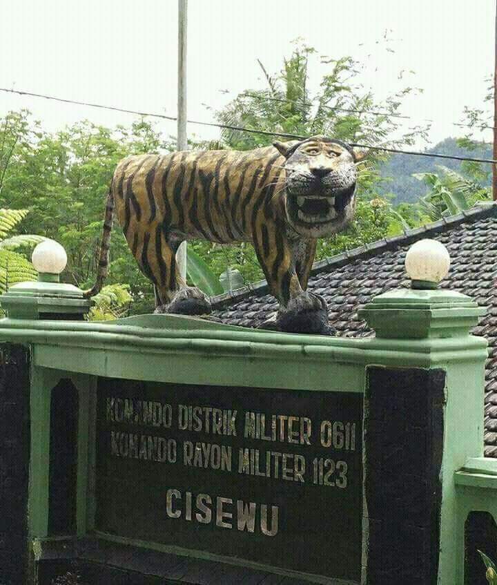 Patung macan Cisewu sempat jadi viral karena bentuknya yang berbeda dan cenderung lucu © Twitter.com/Halleluyeah