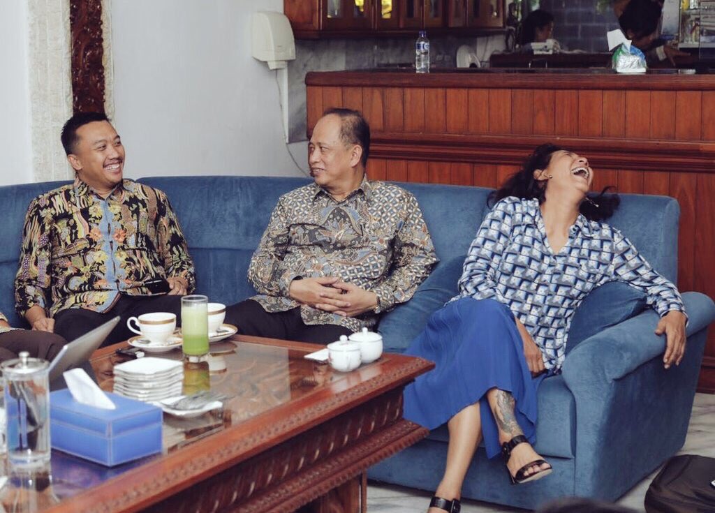 Tanpa jaim, Susi Pudjiastuti mengunggah foto dirinya tertawa di tengah pertemuan formal © twitter.com/naivee