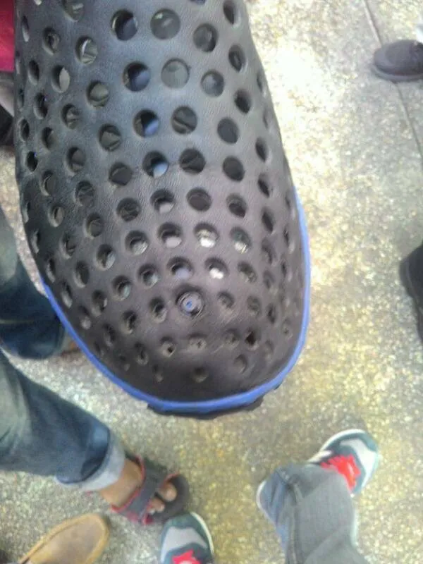 Kamera kecil diselipkan di dalam sepatu sehingga dapat leluasa digunakan untuk mengintip © twitter.com/akmalhizzat