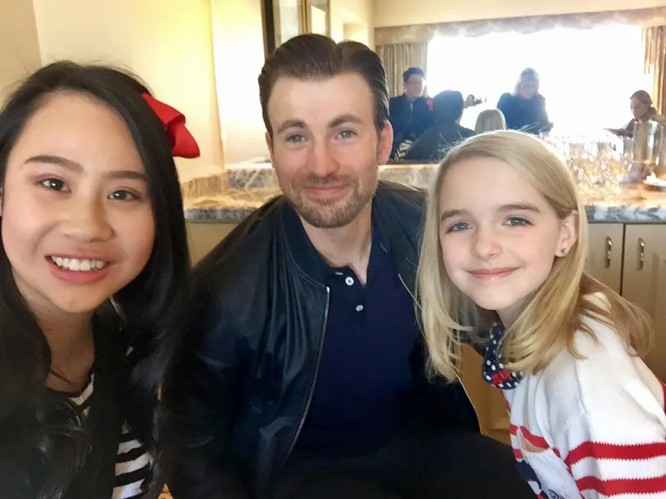 Cassandra Hsiao bersama Chris Evans, gadis ini juga bekerja sebagai jurnalis part-time © twitter.com/Cassandra_Hsiao