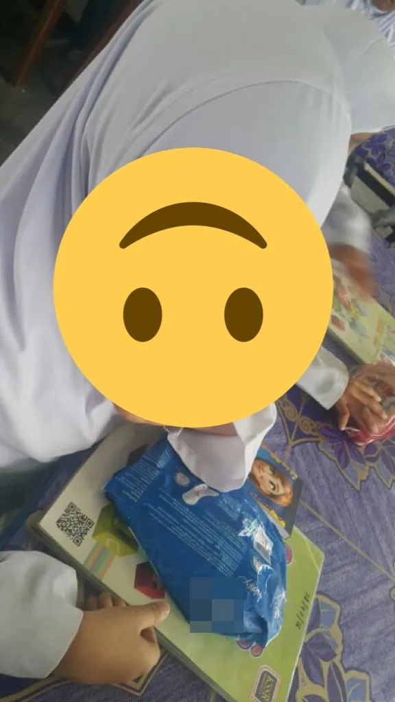 Seorang siswa Malaysia menggunakan bungkus bekas pembalut sebagai kotak pensil © twitter.com/SyafaatNasir
