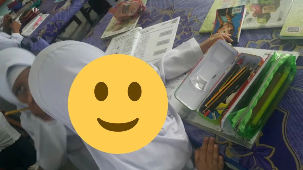 Siswa tersebut akhirnya diberi kotak pensil sisa hadiah lomba sekolah © twitter.com/SyafaatNasir