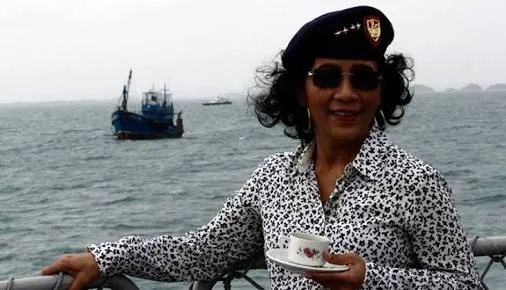 Menteri Susi yang sempat berfoto mengenakan baret dan kacamata hitam, rupanya gaya Menteri Susi ini jadi inspirasi mangaka Jepang © twitter.com/IwanPalsu