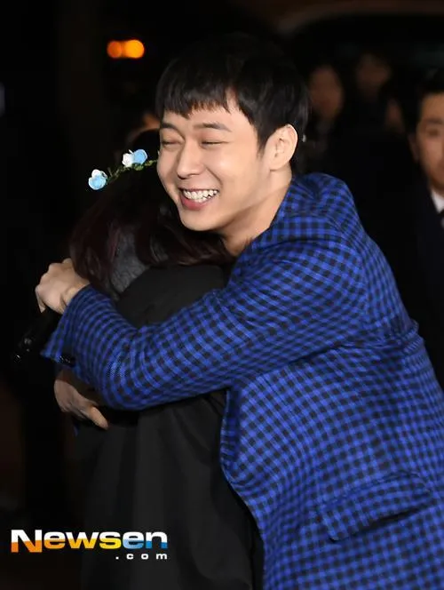 Yoochun memeluk fans yang beruntung. Duh mesra banget ya? © Newsen