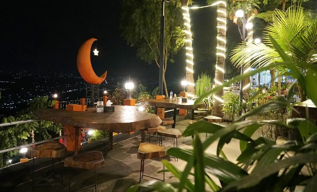 Suju dan TVXQ menikmati keindahan Yogya dari spot bulan bintang di Cafe The Manglung ini. Kapan memandang bintang bersamaku? Credit: Instagram.com/themanglung