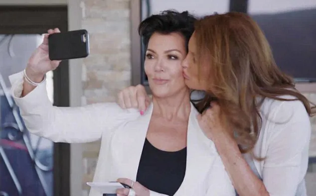 Awkward moment ketika Kris dicium Caitlyn © E!