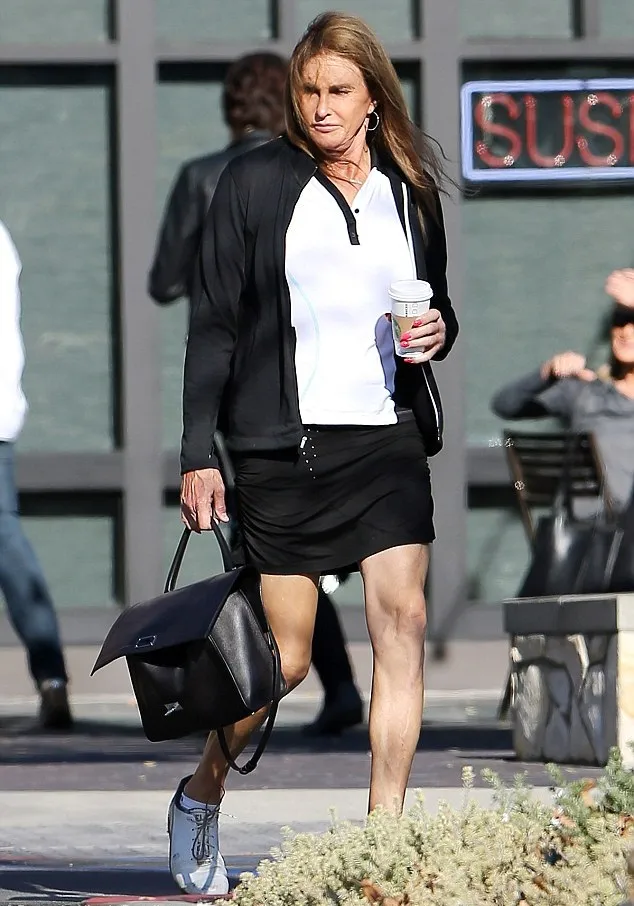Caitlyn tertangkap kamera sedang membeli kopi di salah satu sudut kota Los Angeles © dailymailcouk