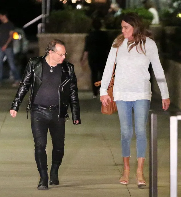 Caitlyn Jenner dinner bareng temannya © Daily Mail