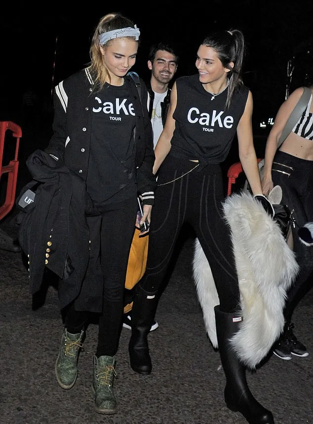 Cara Delevingne dan Kendall Jenner tampil dengan outfit kembaran © Splashnews